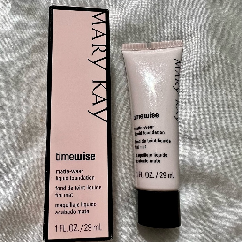 Mary Kay - Timewise Matte-Wear Liquid Foundation Ivory 3